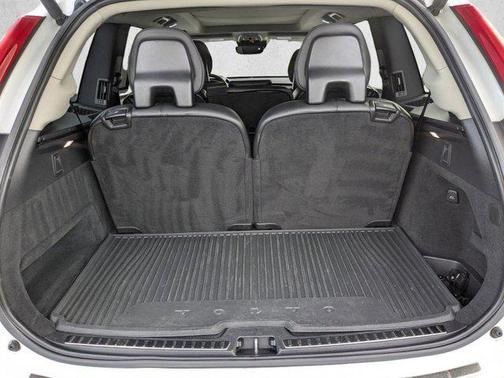 Crystal White Metallic 2021 Volvo XC90 T5 Momentum