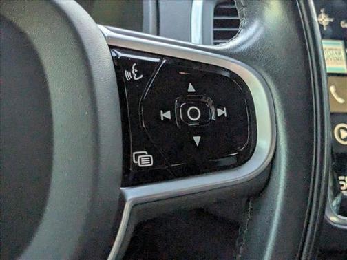 Crystal White Metallic 2021 Volvo XC90 T5 Momentum