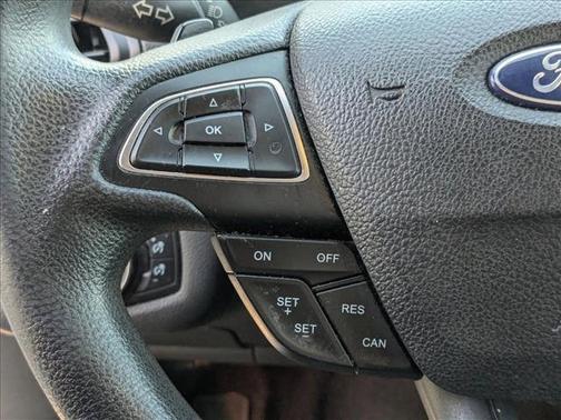 Oxford White 2017 Ford Escape SE