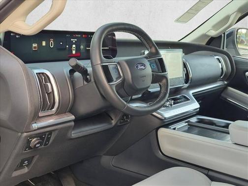 Star White Metallic Tri-Coat 2026 Ford Expedition Platinum