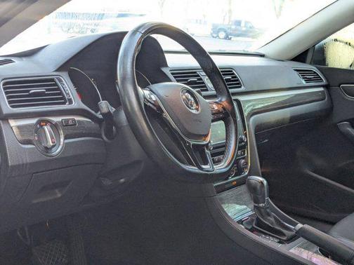 2017 Volkswagen Passat 1.8T SE w/Technology