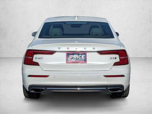Crystal White Metallic 2022 Volvo S60 T5