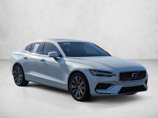 Crystal White Metallic 2022 Volvo S60 T5
