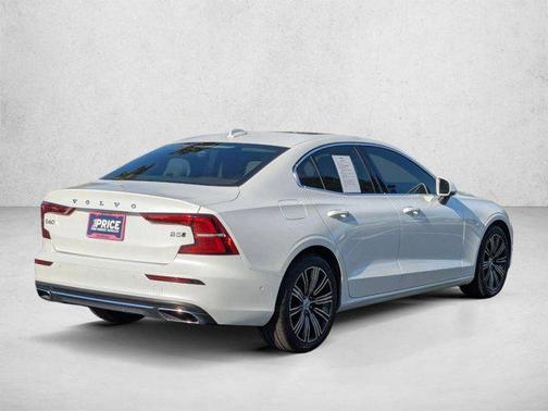 Crystal White Metallic 2022 Volvo S60 T5
