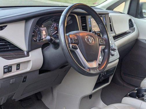 2016 Toyota Sienna XLE