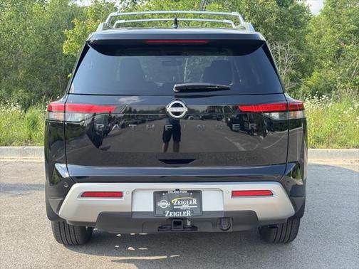 2025 Nissan Pathfinder SL 4WD