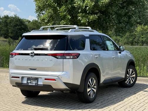 2025 Nissan Pathfinder SL 4WD