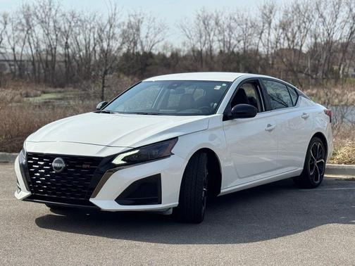 Glacier White 2024 Nissan Altima 2.5 SR