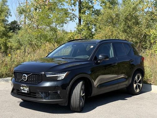 2024 Volvo XC40 B5 Plus Dark Theme