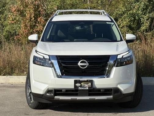 2025 Nissan Pathfinder SL 4WD