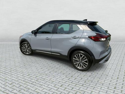 Gray/Super Black 2023 Nissan Kicks SR