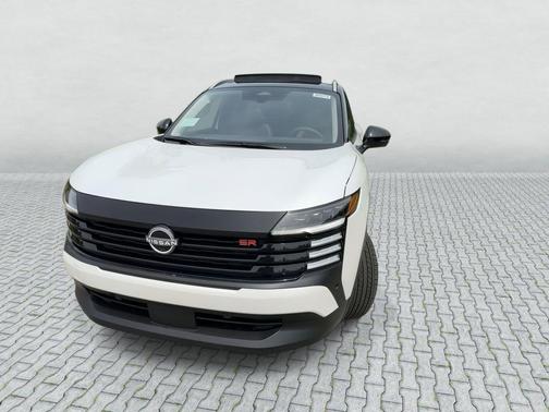 Aspen White/Super Black 2026 Nissan Kicks SR