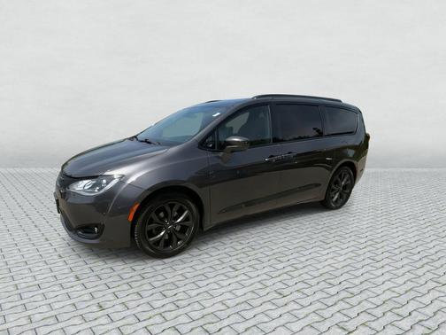 Granite Crystal Metallic Clearcoat 2019 Chrysler Pacifica Touring-L Plus