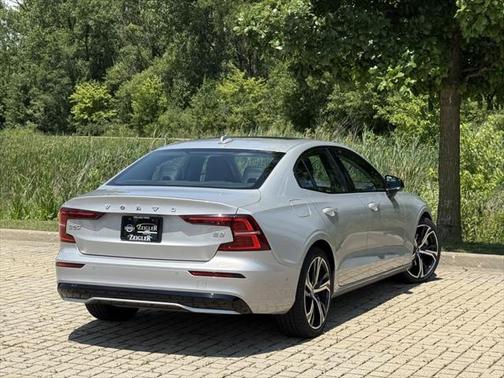 2024 Volvo S60 B5 Plus Dark Theme