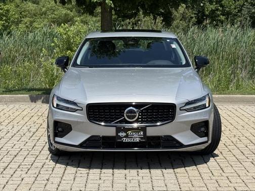 2024 Volvo S60 B5 Plus Dark Theme