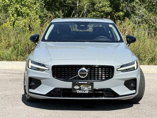 2024 Volvo S60 B5 Core Dark Theme