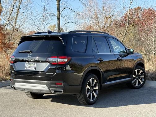 2025 Honda Pilot Touring 8-Passenger