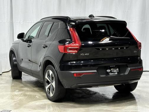 2024 Volvo XC40 B5 Plus Dark Theme