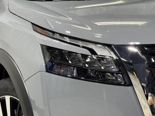 2025 Nissan Pathfinder Platinum 4WD