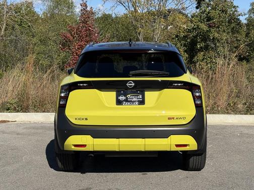 2025 Nissan Kicks SR