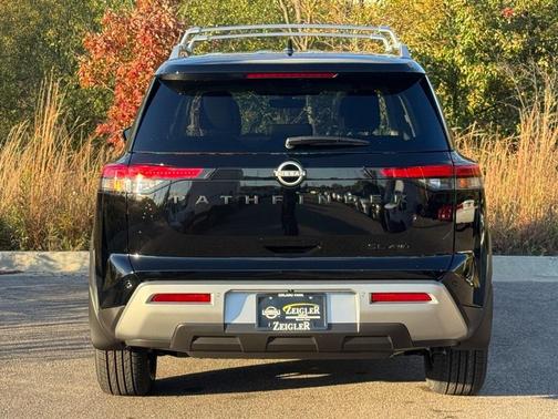 2025 Nissan Pathfinder SL 4WD