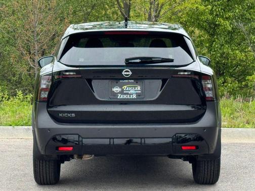 Super Black 2025 Nissan Kicks SV