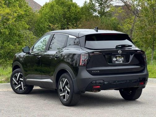 Super Black 2025 Nissan Kicks SV