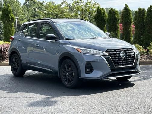 Boulder Gray Pearl/Super Black 2021 Nissan Kicks SR