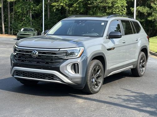 2024 Volkswagen Atlas 2.0T Peak Edition SEL