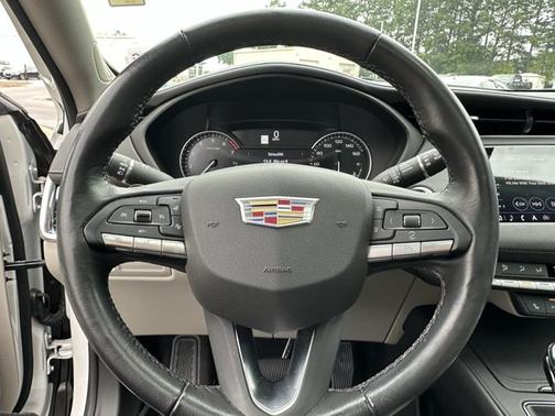 Crystal White Tricoat 2023 Cadillac XT4 FWD Luxury