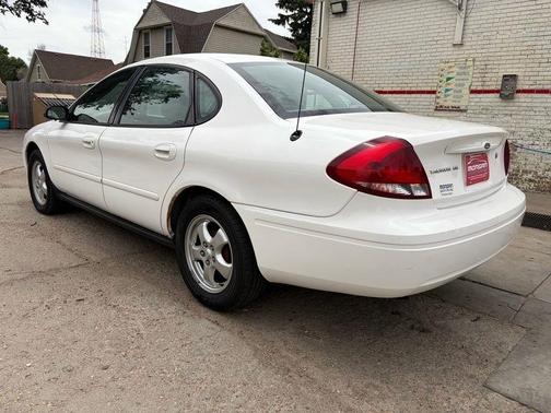 White 2005 Ford Taurus SE