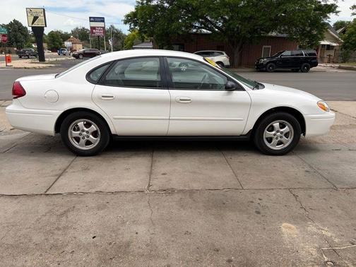 White 2005 Ford Taurus SE