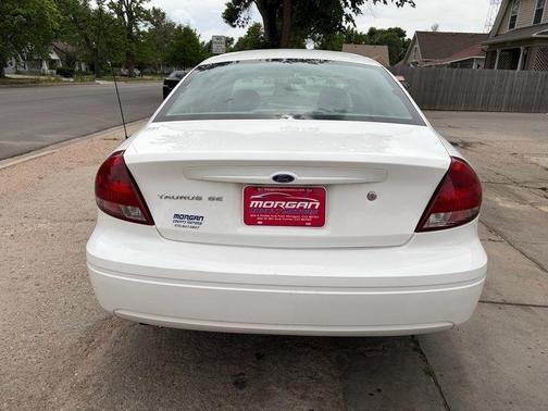 White 2005 Ford Taurus SE