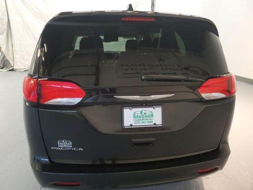 Brilliant Black Crystal Pearlcoat 2017 Chrysler Pacifica Touring