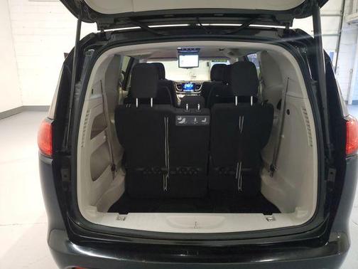 Brilliant Black Crystal Pearlcoat 2017 Chrysler Pacifica Touring