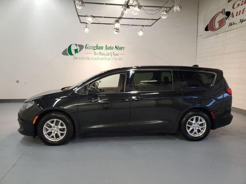 Brilliant Black Crystal Pearlcoat 2017 Chrysler Pacifica Touring