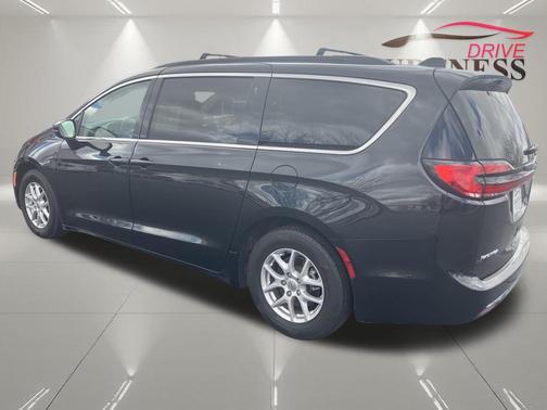 Brilliant Black Crystal Pearlcoat 2022 Chrysler Pacifica Touring L