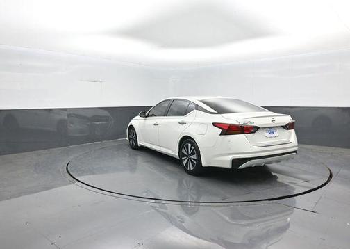 White 2022 Nissan Altima 2.5 SV