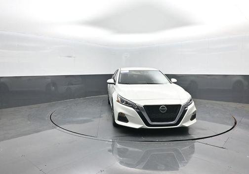 White 2022 Nissan Altima 2.5 SV
