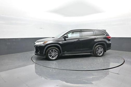 Midnight Black Metallic 2019 Toyota Highlander Hybrid XLE