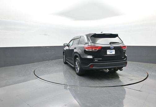 Midnight Black Metallic 2019 Toyota Highlander Hybrid XLE