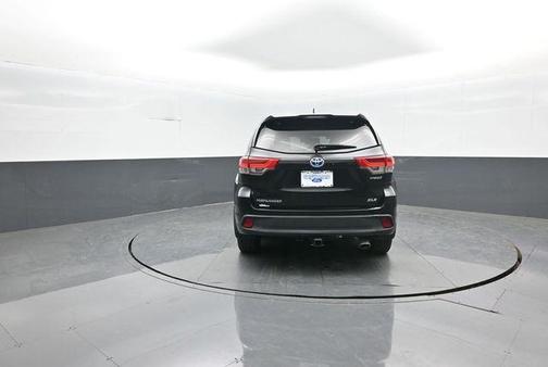 Midnight Black Metallic 2019 Toyota Highlander Hybrid XLE