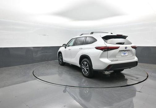 Pearl 2023 Toyota Highlander Hybrid XLE