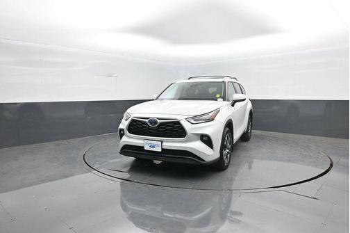 Pearl 2023 Toyota Highlander Hybrid XLE