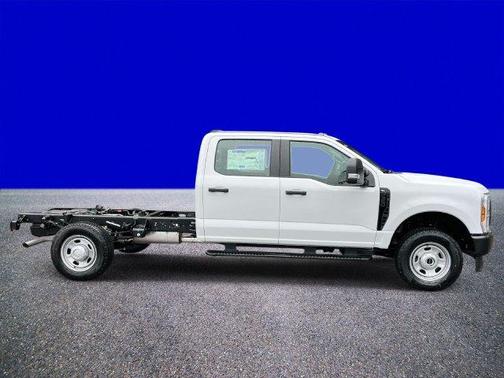 Oxford White 2027 Ford F-350 XL