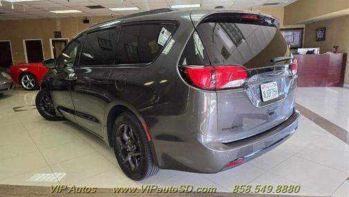 Brilliant Black Crystal Pearlcoat 2019 Chrysler Pacifica Touring-L