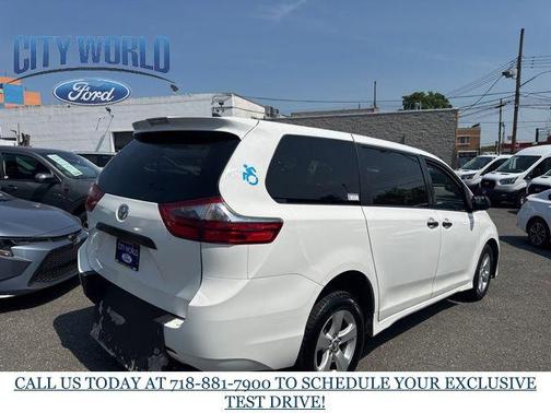 2020 Toyota Sienna SE