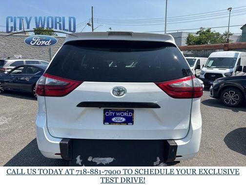 2020 Toyota Sienna SE