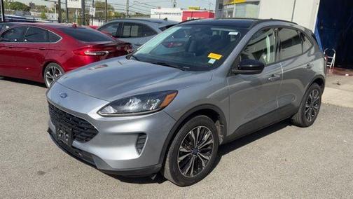 ICONIC SILVER 2022 Ford Escape SE