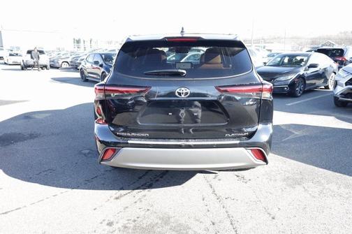 2025 Toyota Highlander Hybrid Platinum